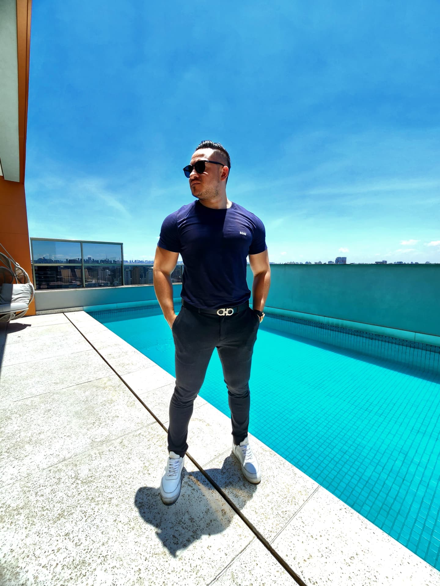 Gilmar em rooftop com vista para São Paulo